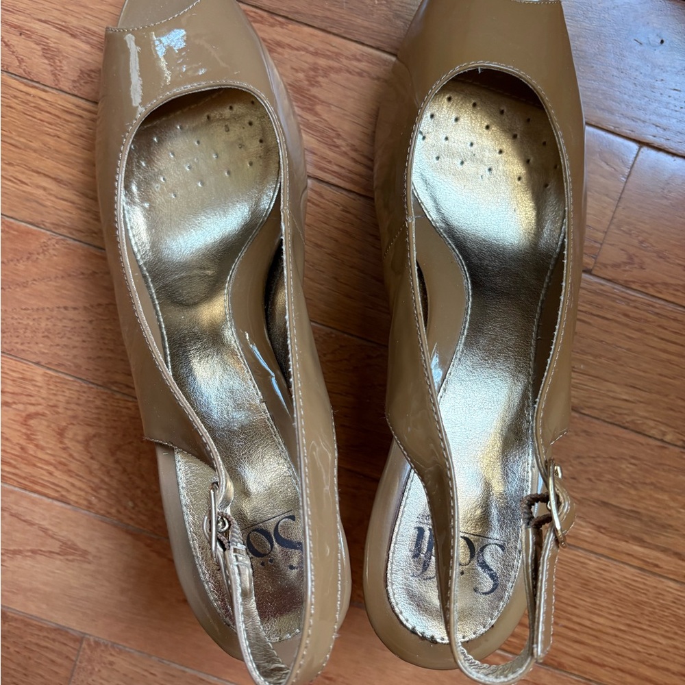 Sofft Tan Patent Leather Heels Elegant and Versatile